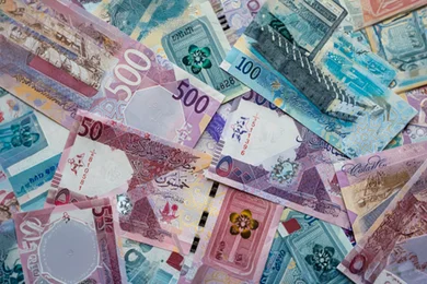 الريال القطري (QAR): دليل فئات العملة، تاريخها وسعر الصرف