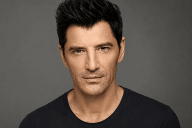 Σάκης Ρουβάς — ο Έλληνας Έλβις της Eurovision και της επιχειρηματικότητας