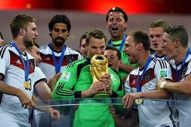 مارادونا: نوير يستحقّ «الكرة الذهبية»