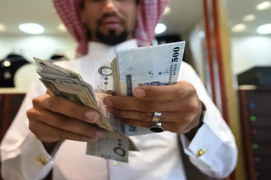 هل خلق النقود في البنوك من أكل أموال الناس بالباطل؟