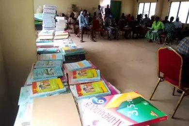 45 élèves parrainés par la coopération Evreux-Djougou reçoivent des kits scolaires