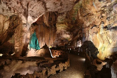 Onde se situam as Grutas de Mira de Aire?